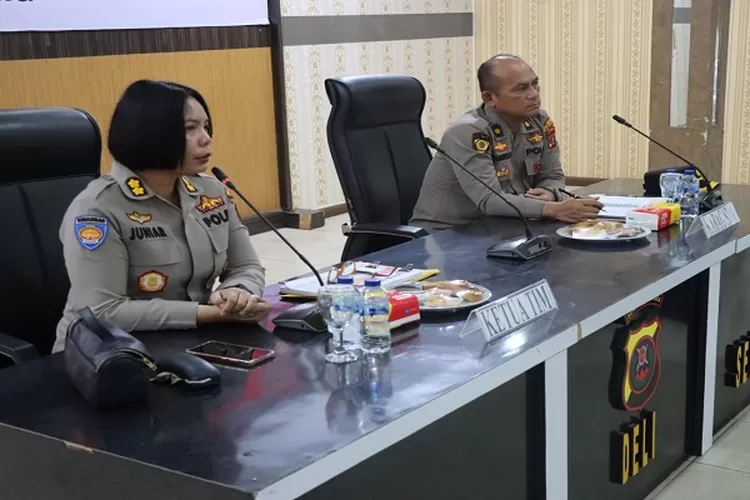 Ketua Tim Supervisi Bidang Keuangan Poldasu Juniar Simanjuntakdidampingi Kabag SDM mewakili Kapolresta Deli Serdang Kompol Manson  Nainggolan, SH sedang memberikan arahan (Realitasonline.id/zul)