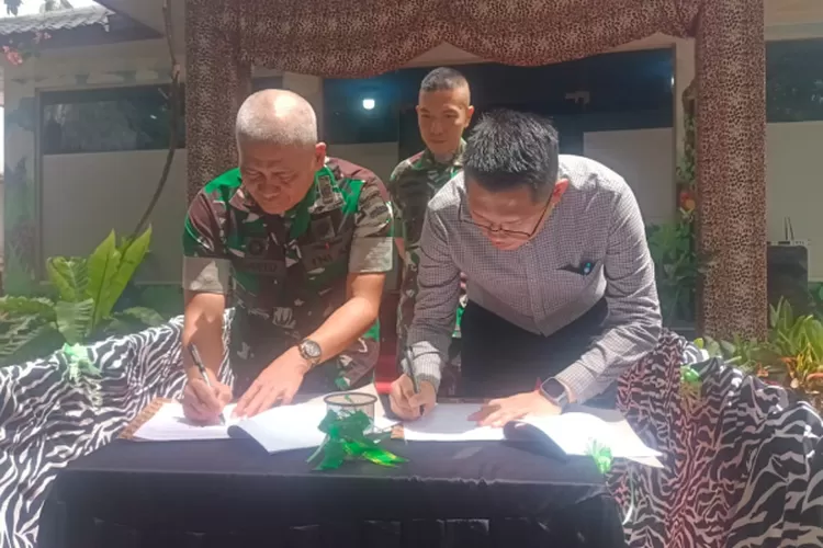 Bayu Anggriawan dan Komandan Denkesyah 01.04.01 menandatangani perjanjian kerjasama pelayanan kesehatan di Siantar Zoo (Realitasonline.id/ SS)