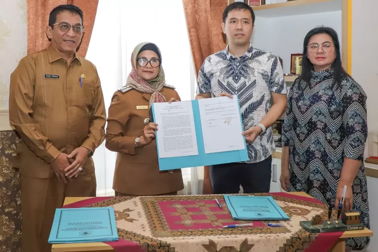 Penandatanganan Serah Terima Pertama GOR kepada Wali Kota oleh  PT Suriatama Mahkota Kencana (Realitasonline.id/RH)