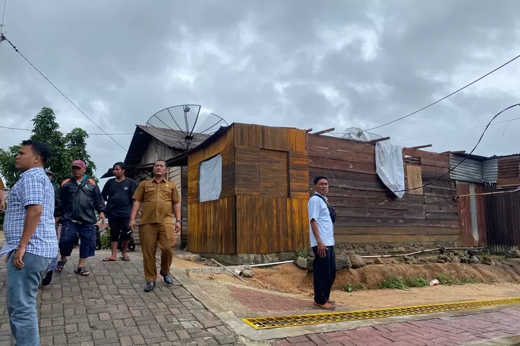 Lurah Batang Ayumi Rifyan Azhari bersama Kanit IV Sat Intelkam Pokres Padangsidimpuan Aiptu Mopul Harahap didampingi personil Sat Intelkam, personil Bhabinkamtibmas Aipda Roy Hutapea dan Pemko Padangsidimpuan melalui Dinas Sosial meninjau rumah warga atapnya rusak diterjang angin&nbsp;  (Realitasonline.id/Riswandy)