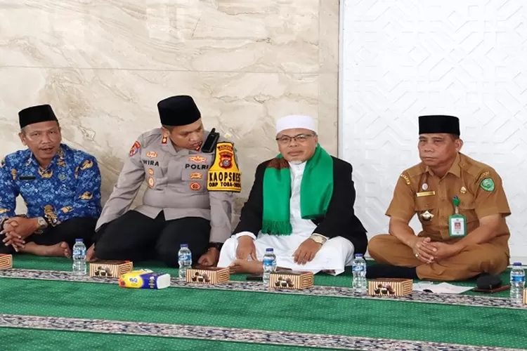 Kapolres Padangsidimpuan AKBP Dr. Wira Prayatna, hadiri pengajian akbar, dakam rangka memperingati Maulid Nabi Besar Muhammad SAW di Mesjid Raya Al Abror Kota Padangsidimpuan ( Realitasonline.id/Riswandy)