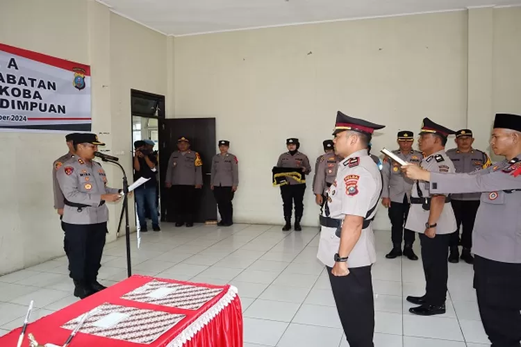 Kapolres Padangsidimpuan AKBP. Dr. Wira Prayatna, memimpin upacara Sertijab Kasat Res Narkoba Polres Padangsidimpuan, di Aula Pratidana Mapolres Padangsidimpuan ( Realitasonline.id/Riswandy)