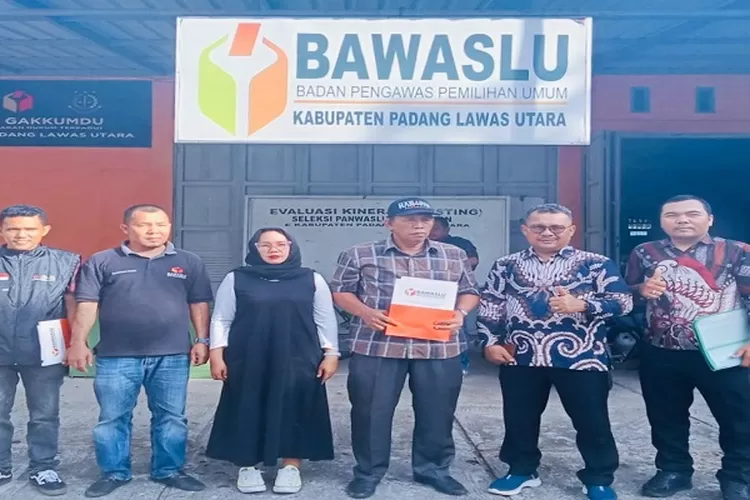 Tim penenangan dan kuasa hukum Paslon Bupati/Wabup Paluta Hamsiruddin Siregar-Purba Hasibuan usai menyampaikan laporan ke Bawaslu Paluta (Realitasonline.id/ASR)