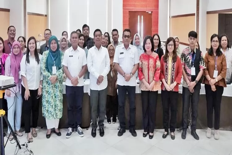 Bupati Radiapoh bersama para Nakes dan Kadis Kesehatan Edwin Tony Simanjuntak  (Realitasonline.id/SS)