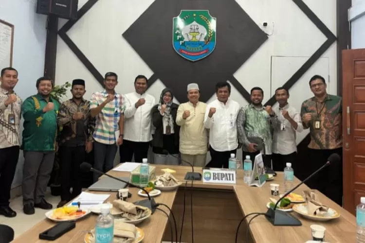 Pj Bupati Abdya Sunawardi (peci putih) menggelar temu ramah dengan pejabat instansi vertikal dalam lingkup Pemerintah Kabupaten setempat di offroom Setdakab setempat, Sabtu (21/9/2024)