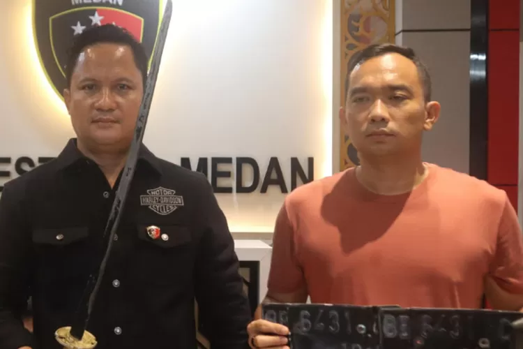 Kasat Reskrim Polrestabes Medan Kompol Jama Purba didampingi Kapolsek Medan Area Kompol Hendrik Aritonang menunjukkan barang bukti pedang yang disita dari kelompok geng motor Texas, di Mapolrestabes, (21/9/2024).