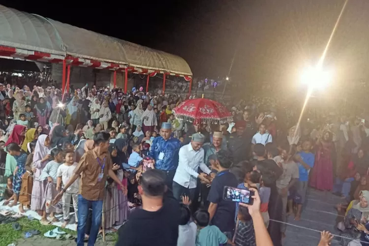 Ribuan pendukung sambut kedatangan Bakal Calon Bupati Abdya, Dr Safaruddin di lapangan bola kaki mino Desa Tengah, Kecamatan Manggeng, Kabupaten Abdya