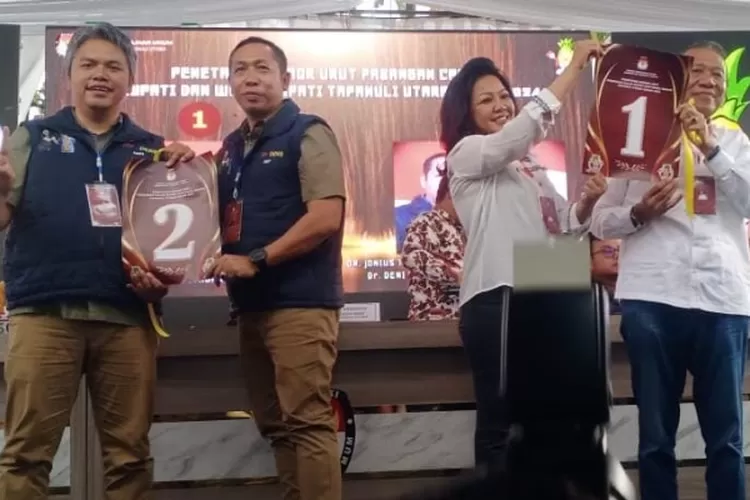 Kedua Paslon Bupati dan Wabup Taput JTP-DENS dan Satika-Sarlandy saat menunjukkan nomor urut yang nantinya akan digunakan saat kampanye. (Realitasonline.id/ AS)