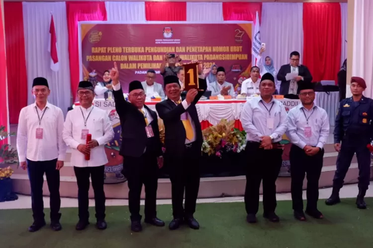 Ketiga Paslon Walikota &amp; Wakil Walikota Padangsidimpuan Di Gedung Adam Malik dan Paslon nomor urut 1 Irsan - Ali menunjukkan kepada seluruh yang hadir hasil pengundian nomor