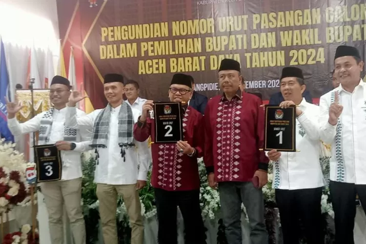 Pasangan calon bupati dan wakil bupati Abdya, memperlihatkan nomor urut masing-masing yang berlangsung di Aula Kantor KIP setempat, Senin (23/9)