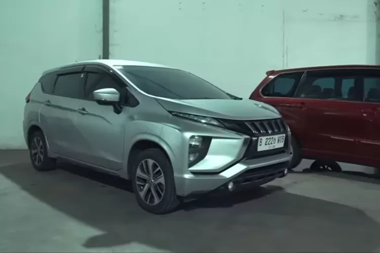 Perbandingan Mitsubishi Xpander versus Toyota Avanza Veloz. Review spesifikasinya lebih mendetail. (ss.youtube@moladin)