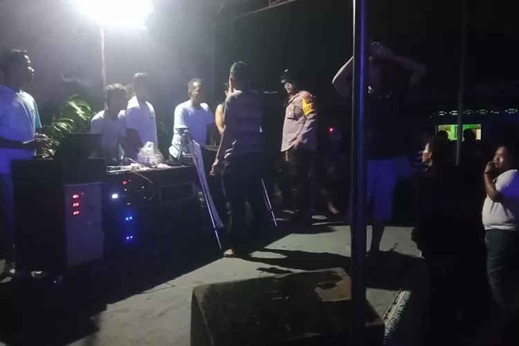 Personil Polsek Tanjung Morawa membubarkan acara masyarakat yang mengganggu Kantibmas di desa Limau Manis kecamatan Tanjung Morawa (Realitasonline.id/zul)