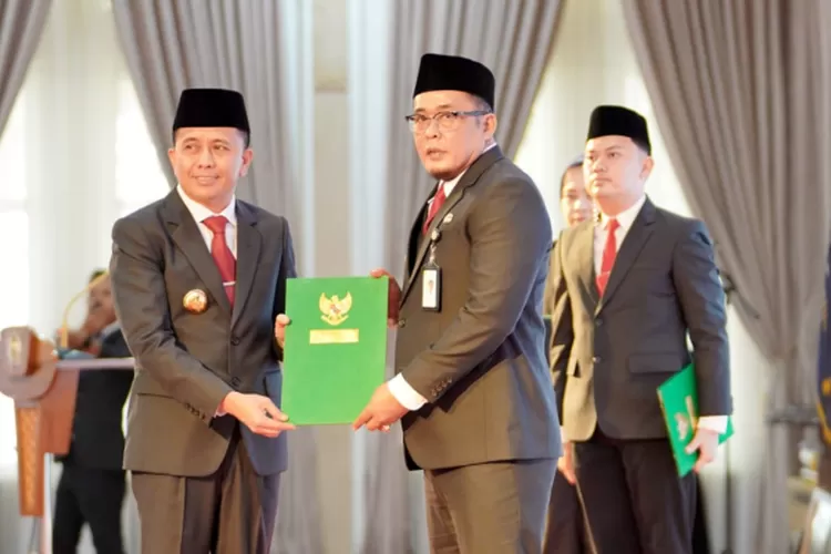 PJ Gubsu Agus Fatoni serahkan surat tugas dari Mendagri Tito Karnavian kepada Aulia Rachman yang ditunjuk sebagai Plt Walikota Medan, Senin (23/9/2024).