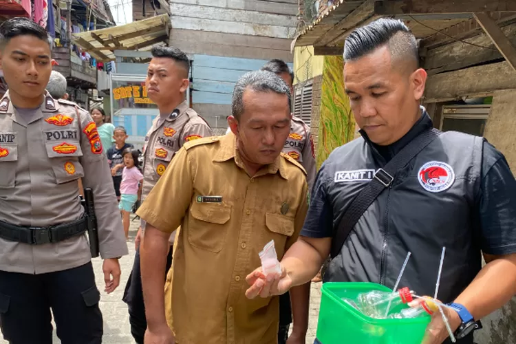 Satres Narkoba Polrestabes Medan mengamankan sejumlah barang bukti sabu saat melakukan penggerebekan di satu warung kawasan Kampung Badur Kelurahan Hamdan, Kecamatan Medan Maimun, Sabtu (21/09/2024)