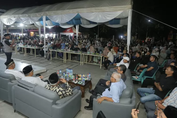 Calon Bupati Abdya Safaruddin saat berorasi politik di hadapan tiga mantan Pj Bupati Abdya yang turut dihadiri para masyarakat dan mahasiswa asal Abdya yang berdomisili di Banda Aceh, Jumat (27/9/2024) malam.