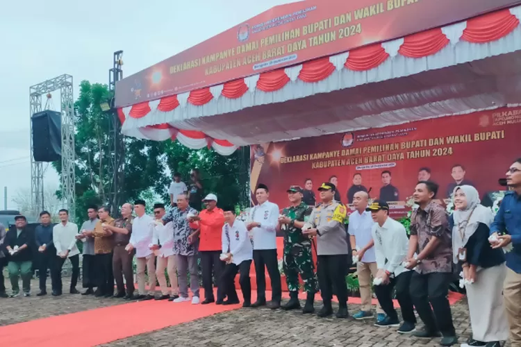 Tiga Paslon Bupati-Wakil Bupati di Abdya deklarasi Pilkada damai yang diselenggarakan KIP setempat di halamam Kantor Bupati setempat, Minggu (29/9)