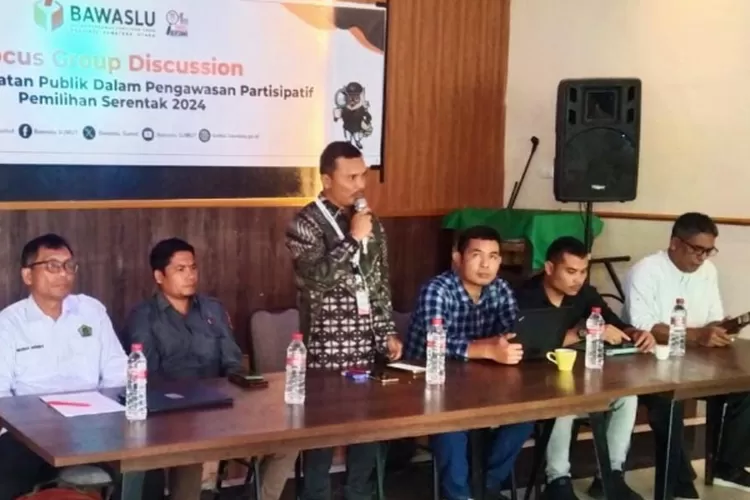 Anggota Bawaslu Sumut Saut Boang Manalu didampingi Ketua Bawaslu Taput Kopman Pasaribu, Romi Sitompul dan para narasumber dalam satu tajuk FGD di Angkasa Cafe dan Resto. (Realitasonline.id/ AS)