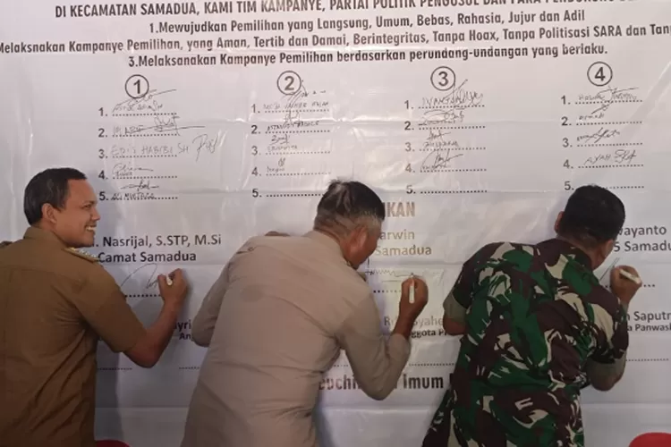 Camat Samadua Aceh Selatan, imbau Keucik dan perangkat gampong jaga netralitas dalam pilkada tahun 2024.(Realitasonline.id/ ZUL)