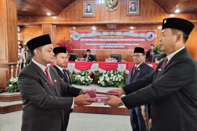 Ketua DPRD Taput periode 2019-2024 Arifin Rudi Nababan saat menyerahkan palu sidang pimpinan sementara kepada Jimmi Limhoet Tambunan. (Realitasonline.id/ AS)