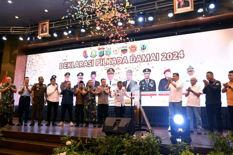 Pj Gubernur Sumut Agus Fatoni menghadiri Deklarasi Pilkada Damai Tahun 2024 yang diselenggarakan di Hotel Grand Mercure Maha Cipta, Jalan Sutomo, Medan, Rabu (25/9/2024). 