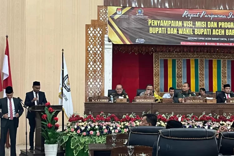 Salah satu pasangan calon Kandidat Bupati dan Wakil Bupati nomor urut 3 Safaruddin-Zaman Akli saat menyampaikan visi dan misi dalam sidang paripurna DPRK setempat, Rabu (2/10) realitasonline.id/Zal