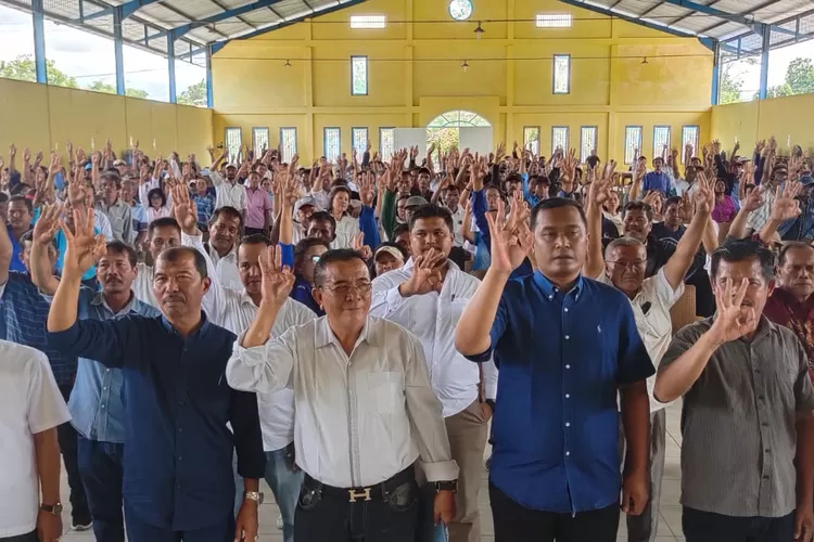 Pasangan calon Bupati dan Wakil Bupati Toba Effendi Napitupulu dan Audi Murphy Sitorus (baju biru) saat foto bersama dengan tim pemenangan Kecamatan Laguboti yang dikukuhkan. (Realitasonline.id/MS)