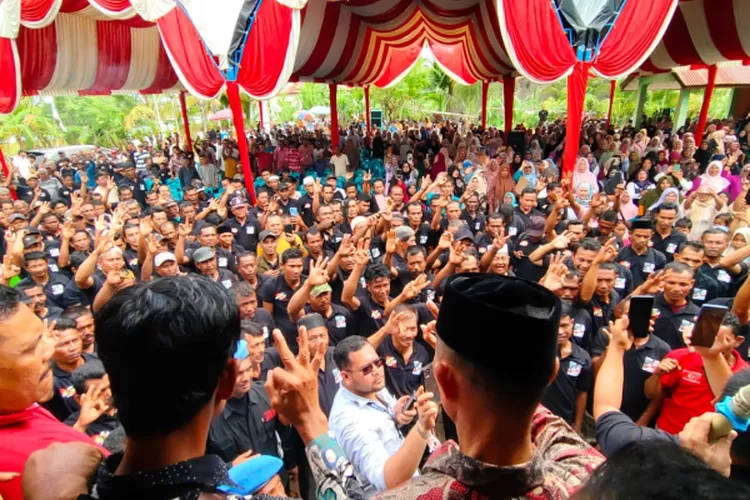 Calok Wakil Bupati Abdya, Zaman Akli (batik merah) berorasi politik di hadapan pendukung yang didalamnya terdapat para anggota KPA 013 wilayah Blangpidie, Kamis (3/10/2024) di Blangpidie.