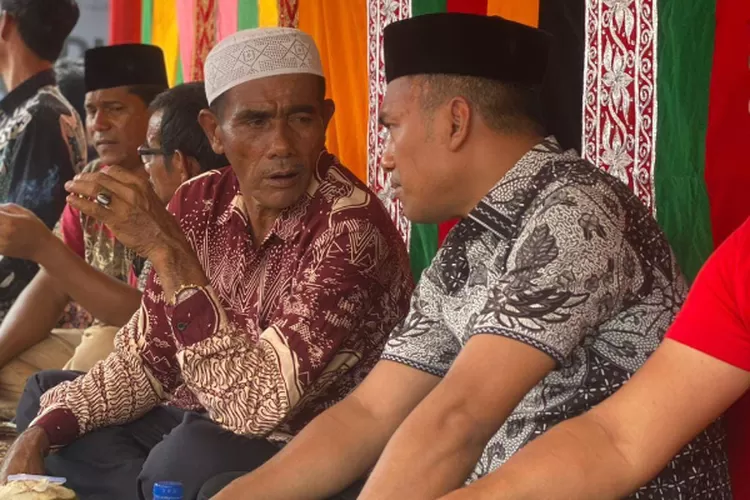 Panglima Do (peci putih) saat menghadiri orasi politik Pasangan Safaruddin-Zaman Akli bersama anggota KPA 013 wilayah Blangpidie di Desa Lam Kuta, Blangpidie, Kamis (3/10/2024)