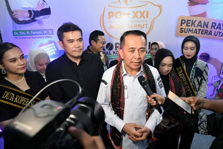 Pj Gubernur Sumut Agus Fatoni bersama Pj Ketua TP PKK Sumut Tyas Fatoni menghadiri Festival Kopi Sumatera Utara PON Kopiforia yang diselenggarakan di Pekan Raya Sumatera Utara (PRSU) , Jalan Gatot Subroto, Medan, baru-baru ini. Pada kegiatan tersebut, Fatoni secara resmi melaunching kopi asli Sumut 