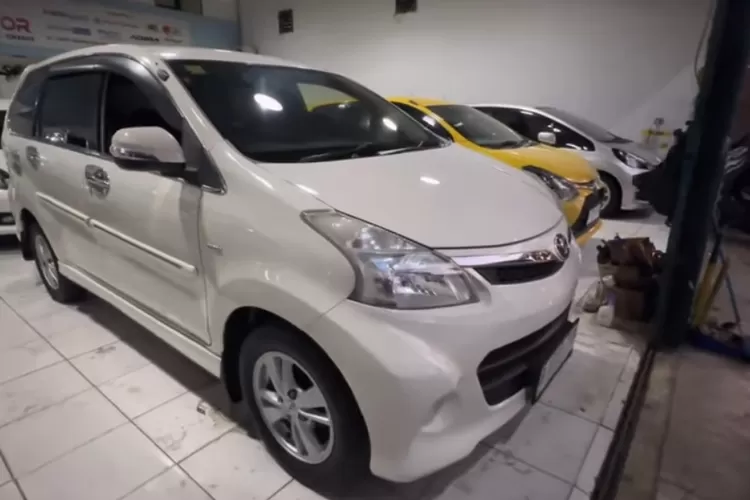 Kendaraan roda empat dengan sebutan mobil sejuta umat ini, Toyota Avanza selalu jadi pilihan dengan berbagai alasan.  Salah satunya mobil Toyota Avanza Veloz 2014 ini terbilang tampak masih sehat meski mobkas. Begini spesifikasinya dan hasil inspeksinya. (ss.youtube@yudhaghanimobil)