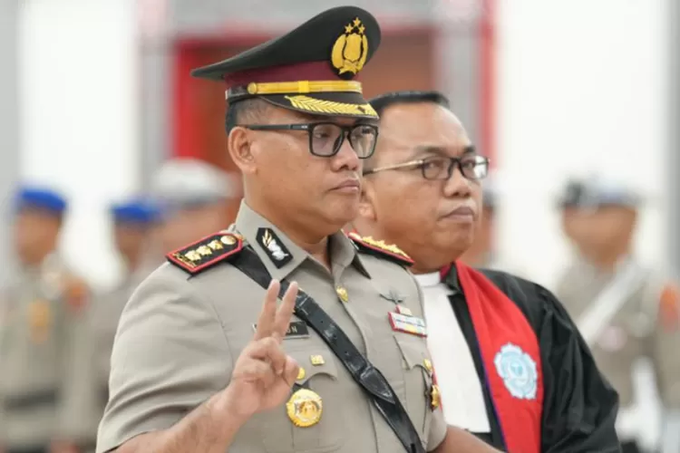 Kapolda Sumut Irjen Pol Whisnu Hermawan Februanto resmi melantik Kombes Pol Gidion Arif Setyawan menjadi Kapolrestabes Medan di Aula Tribrata Mapolda Sumut, Senin (7/10/2024)