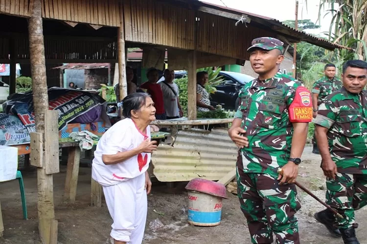 Dansatgas TMMD Kodim 0207/Simalungun langsung turun melihat kondisi rumah warga yang akan direhabilitasi  (Realitasonline.id/RH)