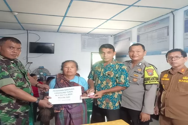 Salah seorang warga penerima BLT bersama Babinsa, Bhabinkamtibmas dan Kades Rumah Deleng Justianus Tarigan (paling kanan). (Realitasonline.id/zul)