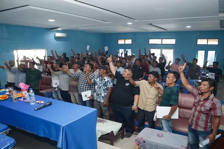 Tim relawan Karya PMA eks Barteng deklarasi memenangkan PMA-AFN, di Desa Aek Tunjang Kecamatan Barumun Tengah, Kamis (10/10)  (Realitasonline.id/SS)