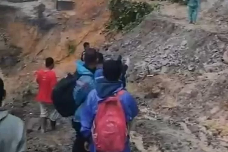 Akses Jalan Nasional Batu Jomba, Kecamatan Sipirok, Kabupaten Tapsel putus total akibat jalan yang sempat diperbaiki dan ditimbun, diterjang longsoran material tanah yang jatuh dari dari tebing sekitar jalan Batu Jomba, Jumat (11/10/2024) pagi. (Realitasonline.id/ RI)