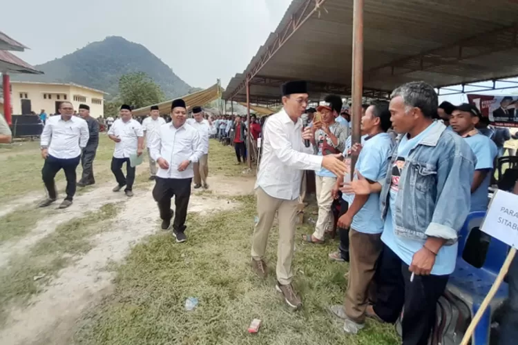 Paslon Bupati dan Wakil Bupati Tapsel Gus Irawan Pasaribu dan Jafar Syahbuddin Ritonga memberi ucapan selamat, usai mengukuhkan 450 orang tim pemenangan BAGUSI Tapsel Kecamatan SDH, di lapangan Batara Wisnu, Desa Sipagimbar, Kecamatan SD Hole, Kabupaten Tapsel, Rabu (9/10/2024).(Realitasonline.id/ R