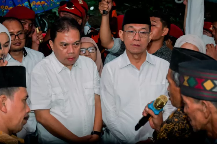 Paslon Bupati dan Wakil Bupati Tapsel Gus Irawan Pasaribu dan Jafar Syahbuddin Ritonga, disambut tokoh masyarakat saat menghadiri pengukuhan Tim Pemenangan Paslon BAGUSI) Tapsel Kecamatan Marancar, di Pasar Sempurna Kecamatan Marancar Kabupaten Tapsel, kemarin.(Realitasonline.id/ RI)