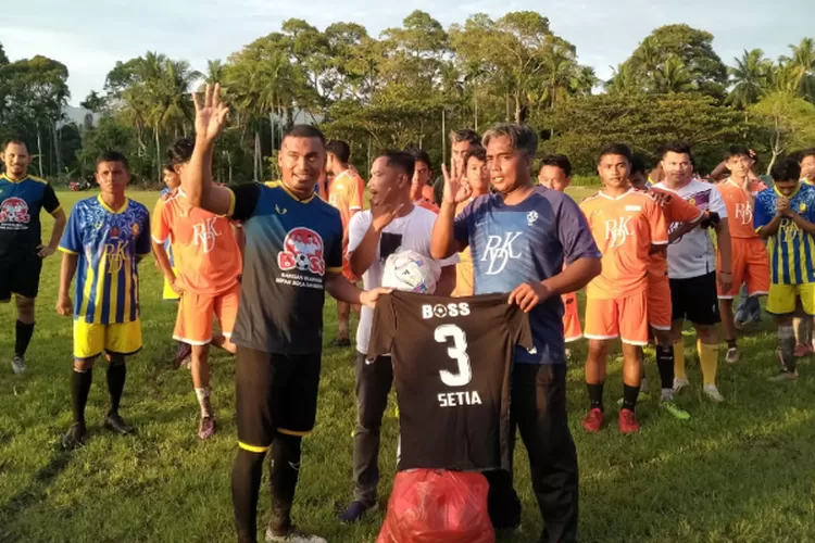 Cabup Abdya, Dr Safaruddin mencetak tiga gol dalam laga silaturahmi di Liga Trefeo, Kecamatan Setia, Abdya, Selasa (15/9/10/2014)