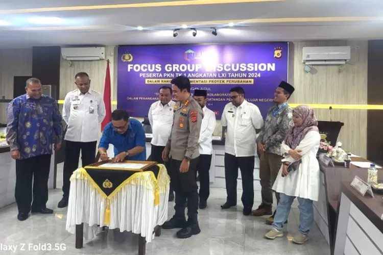 Ketua PWI Aceh, Nasir Nurdin bersama tujuh pimpinan lembaga lainnya menandatangani Komitmen Bersama tentang Strategi Penegakan Hukum Kolaboratif Polri dalam Penanganan TPPM Terkait Kedatangan Pengungsi Luar Negeri di Ruang Machdum Sakti Mapolda Aceh