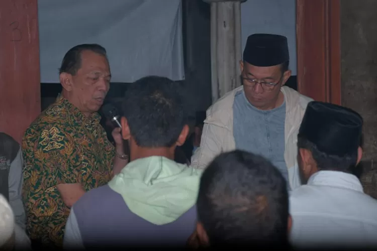 Calon Bupati Tapsel Gus Irawan Pasaribu didampingi mantan Bupati Tapsel dua periode Syahrul M Pasaribu saat berdialog dengan masyarakat Kecamatan Angkola Timur, Kabupaten Tapsel, Selasa (15/10/2024).(Realitasonline.id/ RI)