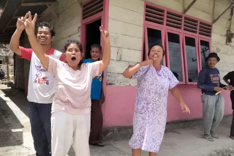Tampak warga kota Tarutung tepatnya desa Parbubu mengangkat dua jarinya menunjukkan dukungan ke Paslon nomor urut 2 JTP-DENS demi suatu perubahan. (Realitasonline.id/ AS)