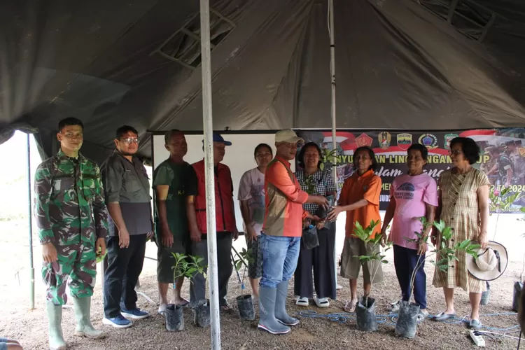 Masyarakat menerima bibit tanaman buah sebagai bentuk peduli lingkungan  (Realitasonline.id/RH)