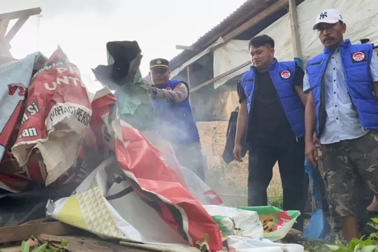 Polrestabes Medan merubuhkan dan membakar barak narkoba di Jalan Jermal 15 Ujung tanah garapan, Kecamatan Percut Seituan, Deli Serdang, Kamis (17/10/2024).