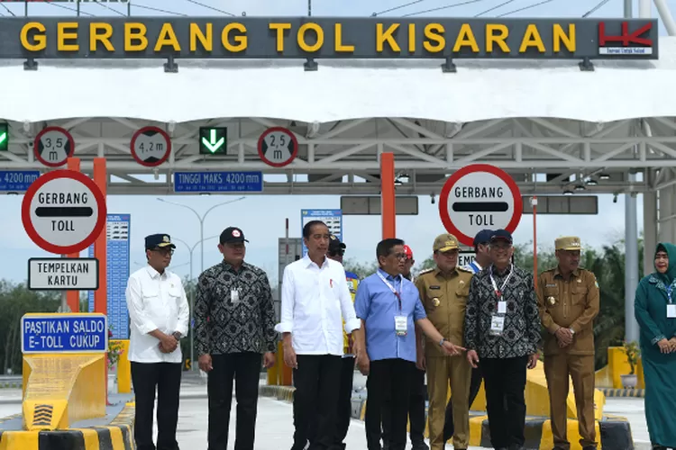Presiden Republik Indonesia Joko Widodo didampingi Pj Gubernur Sumatera Utara (Sumut) Agus Fatoni, Menteri Perhubungan RI Dudi Karya Sumadi, serta Pjs Bupati Asahan Basarin Yunus Tanjung, meresmikan ruas tol Limapuluh-Kisaran di Gerbang Tol Kisaran, Asahan, Sumut, Rabu (16/10/2024).