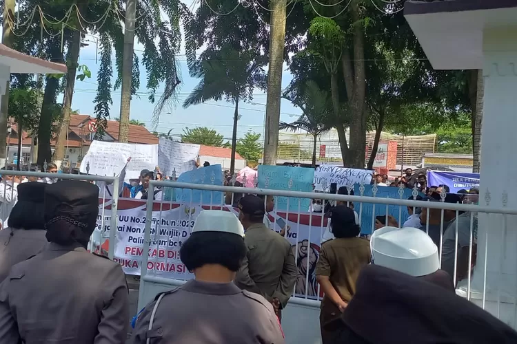 Guru honorer demo ke kantor Bupati Deli Serdang minta kejelasan nasib mengaku ditekan kepala sekolah. (Realitasonline.id/zul)