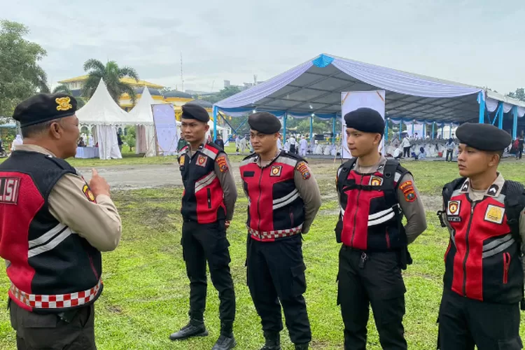 Personel Polda Sumut memberikan pengamanan kampanye Paslon Gubernur dan Wakil Gubernur Sumut. Kampanye paslon nomor urut 01 di halaman depan Istana Maimun, Jalan Brigjen Katamso, Jumat (18/10/2024). 