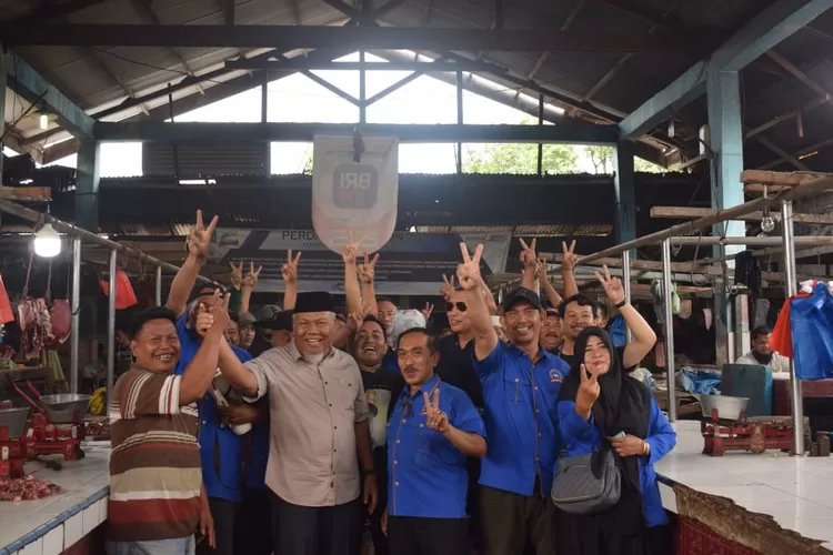 Calon bupati langkat Iskandar Sugito kunjunggi pedagang pasar baru Stabat  (Realitasonline.id/MA)