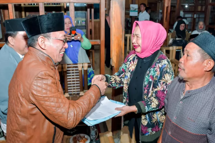 Paslon Bupati dan Wakil Bupati Tapsel nomor urut 1 Gus Irawan Pasaribu dan Jafar Syahbuddin Ritonga (BAGUSI) menghadiri kegiatan kopi malam bersama masyarakat Kecamatan Sipirok, di Tabona Sipirok Coffee milik pembudidaya kopi Bambang Heri Santoso, Lingkungan Sumuran, Kelurahan Baringin, Kecamatan