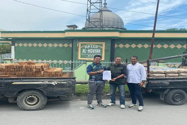 Bantuan bahan bangunan dari PTPN1 Regional 1 untuk pembangunan menara Mesjid Al Hidayah Komplek BSP Lubuk Pakam. Bantuan diserahkan Asisten Humas M Arif Hutasuhut (kiri) kepada Ketua BKM Al Hidayah didampingi Rahmat Kurniawan  Humas PTPN1 Regional 1 (paling kanan). (Realitasonline.id/zul)