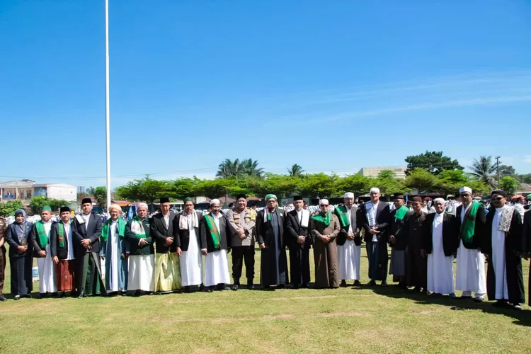 Pimpinan Pondok Pesantren, Pemkab, dan Forkopimda bersua foto usai upacara Hari Santri di Padanglawas ( Realitasonline.id//SS)